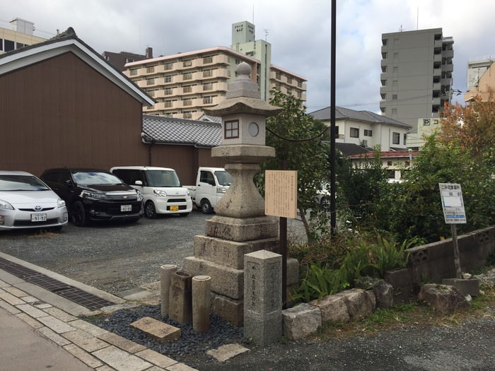 枚方宿にある石灯篭