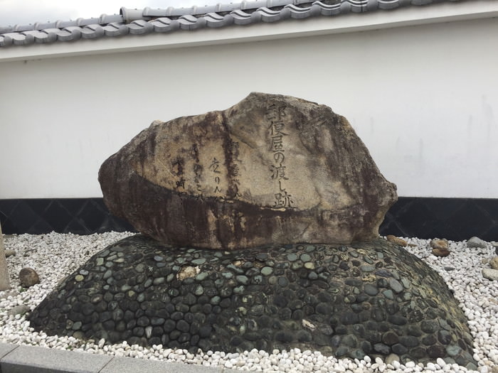 枚方宿の街道の中になる石碑