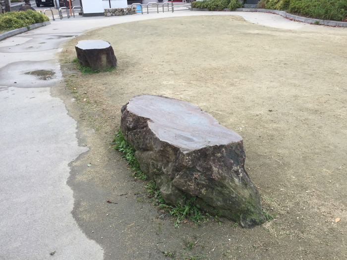 枚方宿にある公園内の石のベンチ